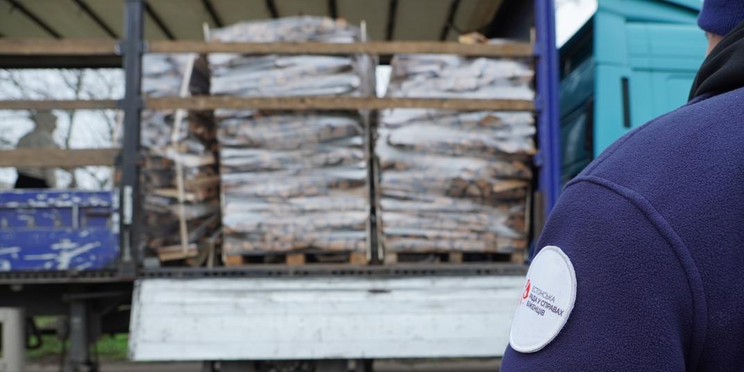 A truck delivering firewood to residents of the Velykooleksandrivska community. Kherson oblast, Novopavlivka village. December 9, 2025. Photo: Dana Selezen, ERC.