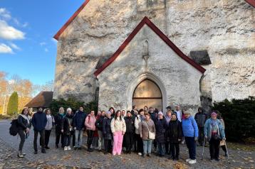 People infront of a building 